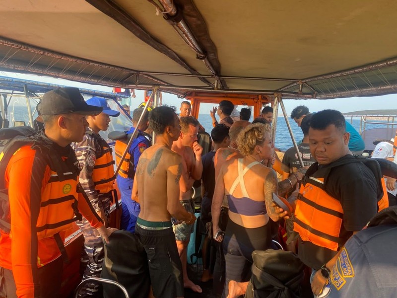 Kapal wisata tradisional KM Feronia tenggelam di perairan Pulau Tatawa, Kabupaten Manggarai Barat, Nusa Tenggara Timur (NTT), Selasa (13/10/2026). (Dok. BASARNAS)