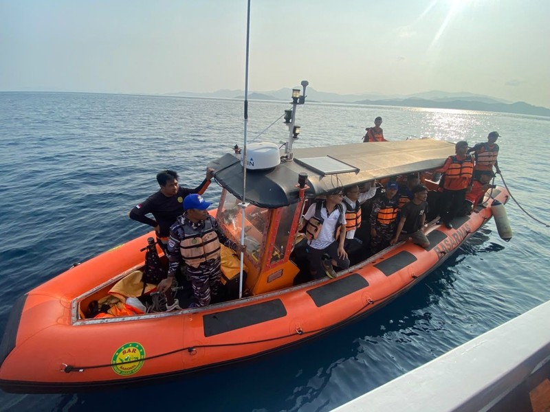 Kapal wisata tradisional KM Feronia tenggelam di perairan Pulau Tatawa, Kabupaten Manggarai Barat, Nusa Tenggara Timur (NTT), Selasa (13/10/2026). (Dok. BASARNAS)