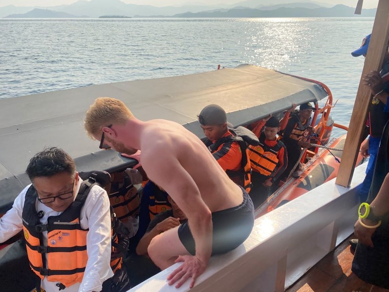 Kapal wisata tradisional KM Feronia tenggelam di perairan Pulau Tatawa, Kabupaten Manggarai Barat, Nusa Tenggara Timur (NTT), Selasa (13/10/2026). (Dok. BASARNAS)