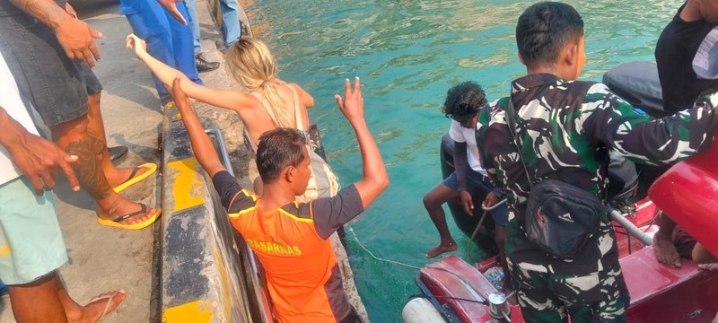 Kapal wisata tradisional KM Feronia tenggelam di perairan Pulau Tatawa, Kabupaten Manggarai Barat, Nusa Tenggara Timur (NTT), Selasa (13/10/2026). (Dok. BASARNAS)