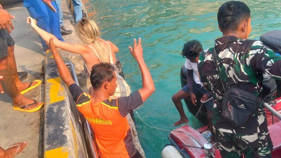 Kapal wisata tradisional KM Feronia tenggelam di perairan Pulau Tatawa, Kabupaten Manggarai Barat, Nusa Tenggara Timur (NTT), Selasa (13/10/2026). (Dok. BASARNAS)