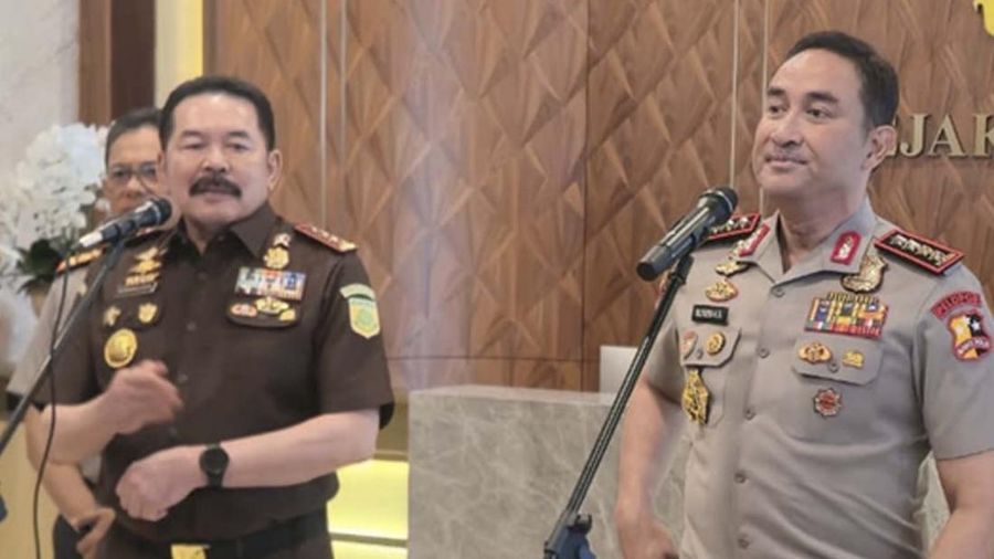 Kapolri Jenderal Suyudi Ario Seto beserta jajaran baru Pejabat Utama (Pju) Mabes Polri menemui Jaksa Agung Sanitiar Burhanuddin di Gedung Utama Kejaksaan Agung, pada Rabu (14/10/2026). (Dok. CNN Indonesia/Taufiq Hidayatullah)