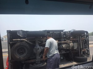 Awas! Ada Pikap Terguling di Tol Surabaya-Mojokerto