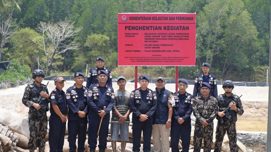Kementerian Kelautan dan Perikanan (KKP) menyegel tambak udang tak berizin di Karimunjawa, Jepara, Jawa Tengah. (Dok. Humas KKP)