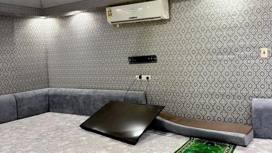 Kerusakan di dalam sebuah bangunan hunian ang menurut pihak berwenang merupakan salah satu dari 15 rumah tinggal yang mengalami kerusakan akibat jatuhnya serpihan hasil intersepsi dua rudal jelajah di Riyadh, Arab Saudi pada Selasa (13/10/2026). (Saudi Press Agency/Handout via REUTERS)