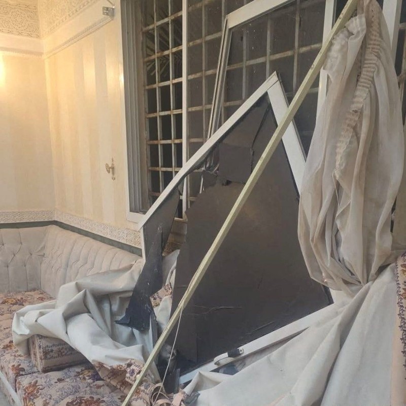 Seorang pejabat Pertahanan Sipil memeriksa kerusakan pada sebuah tempat tinggal yang menurut pihak berwenang diakibatkan oleh jatuhnya serpihan dari pencegatan rudal balistik, di Riyadh, Arab Saudi, Rabu (14/10/2026). (Saudi Press Agency/Handout via REUTERS)