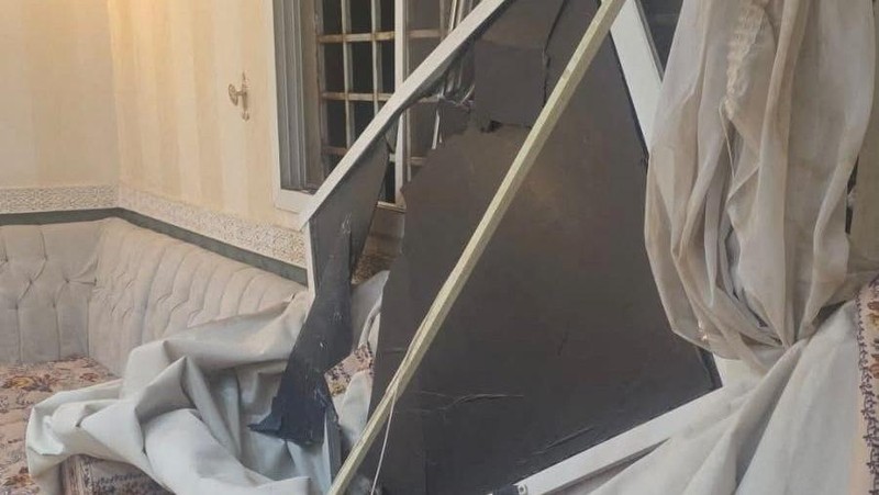 Kerusakan di dalam sebuah bangunan hunian ang menurut pihak berwenang merupakan salah satu dari 15 rumah tinggal yang mengalami kerusakan akibat jatuhnya serpihan hasil intersepsi dua rudal jelajah di Riyadh, Arab Saudi pada Selasa (13/10/2026). (Saudi Press Agency/Handout via REUTERS)