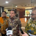 (Kiri-kanan) Vice Chairman The Indonesian Iron & Steel Industry Association (IISIA), Ismail Mandry, Chairman The Indonesian Iron & Steel Industry Association (IISIA), Willgo Zainar, dan Dirjen Industri Logam Mesin Alat Transportasi dan Elektronika (I