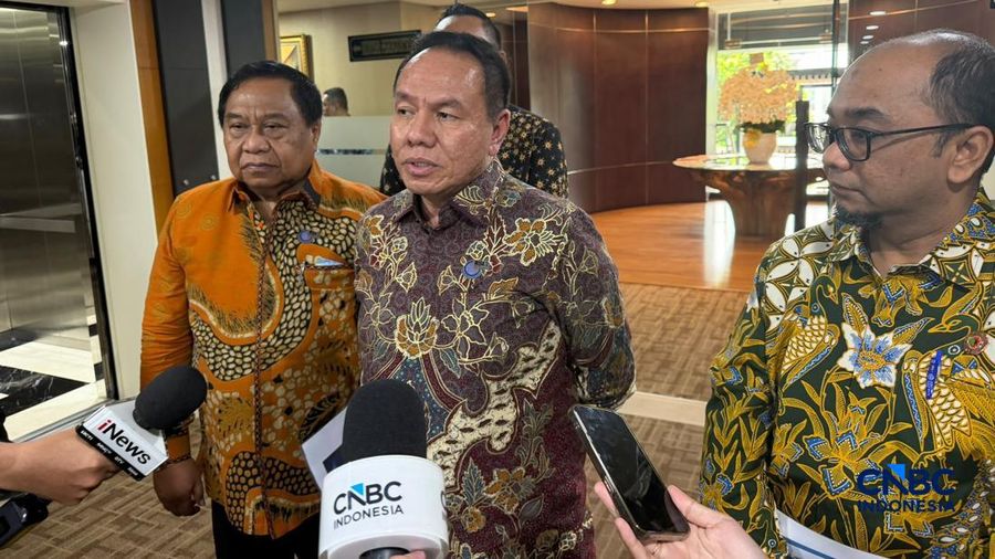 (Kiri-kanan) Vice Chairman The Indonesian Iron & Steel Industry Association (IISIA), Ismail Mandry, Chairman The Indonesian Iron & Steel Industry Association (IISIA), Willgo Zainar, dan Dirjen Industri Logam Mesin Alat Transportasi dan Elektronika (I