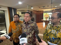 (Kiri-kanan) Vice Chairman The Indonesian Iron & Steel Industry Association (IISIA), Ismail Mandry, Chairman The Indonesian Iron & Steel Industry Association (IISIA), Willgo Zainar, dan Dirjen Industri Logam Mesin Alat Transportasi dan Elektronika (I