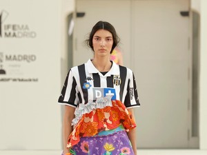 Diana Rikasari Olah Jersey Bola Bekas Jadi Koleksi Fashion Penuh Warna