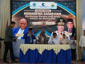 Serahkan KTP untuk Suku Anak Dalam, Menteri HAM: Sah sebagai Warga NKRI