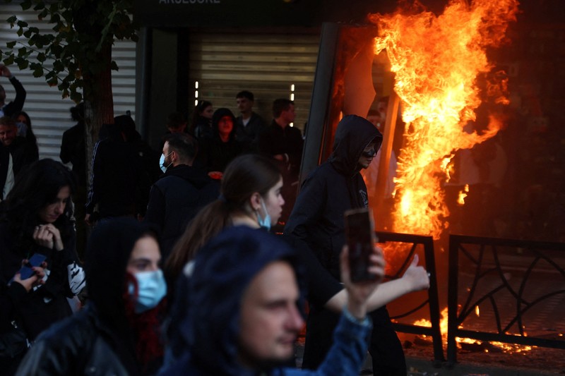 Para pelajar Albania mengikuti unjuk rasa anti-pemerintah di Tirana, Albania, pada 13 Oktober 2026. (REUTERS/Florion Goga)