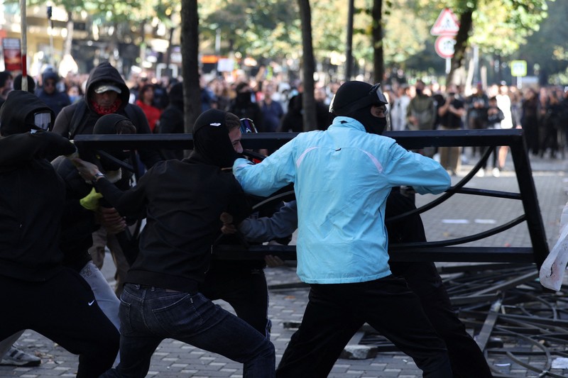 Para pelajar Albania mengikuti unjuk rasa anti-pemerintah di Tirana, Albania, pada 13 Oktober 2026. (REUTERS/Florion Goga)