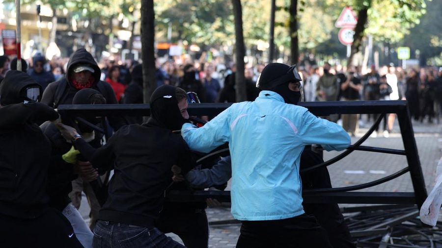 Para pelajar Albania mengikuti unjuk rasa anti-pemerintah di Tirana, Albania, pada 13 Oktober 2026.