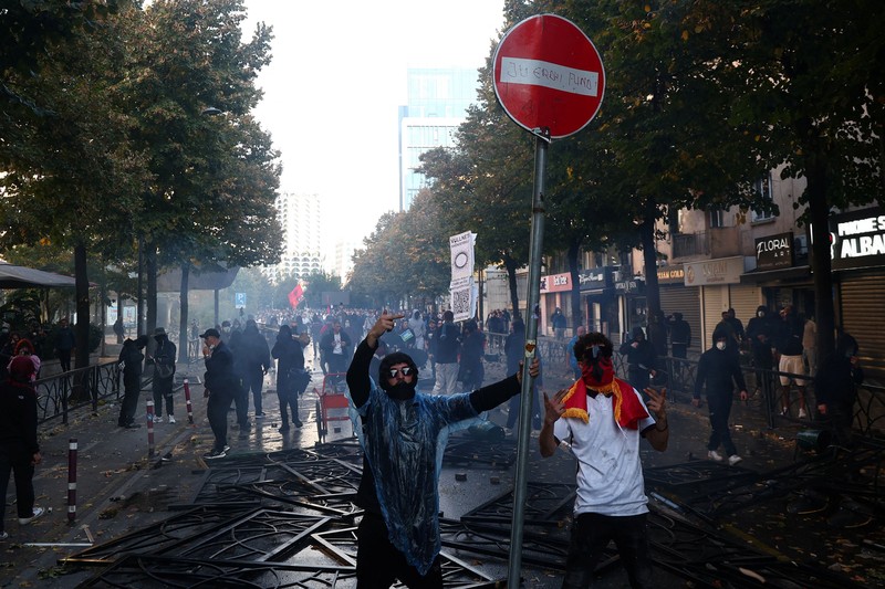Para pelajar Albania mengikuti unjuk rasa anti-pemerintah di Tirana, Albania, pada 13 Oktober 2026. (REUTERS/Florion Goga)