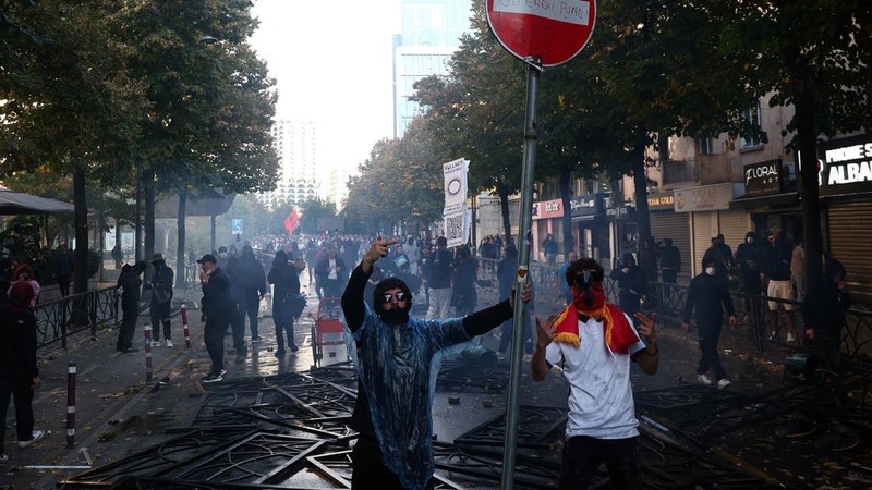 Para pelajar Albania mengikuti unjuk rasa anti-pemerintah di Tirana, Albania, pada 13 Oktober 2026. (REUTERS/Florion Goga)