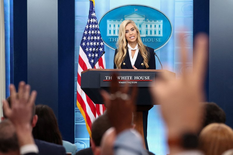 Sekretaris Pers Gedung Putih yang baru, Katie Zacharia, tiba untuk menggelar taklimat pers pertamanya di Gedung Putih di Washington, D.C., AS, pada 13 Oktober 2026. (REUTERS/Kylie Cooper)