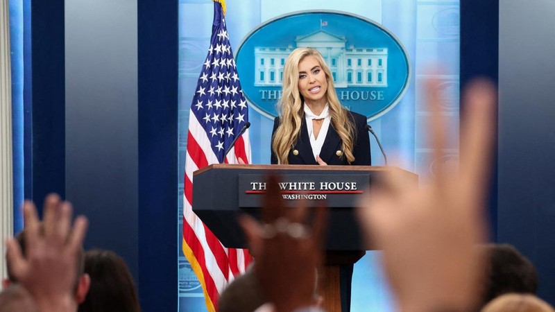 Para wartawan mengacungkan tangan untuk mengajukan pertanyaan saat Sekretaris Pers Gedung Putih yang baru, Katie Zacharia, menggelar taklimat pers pertamanya di Gedung Putih, Washington, D.C., AS, pada 13 Oktober 2026.