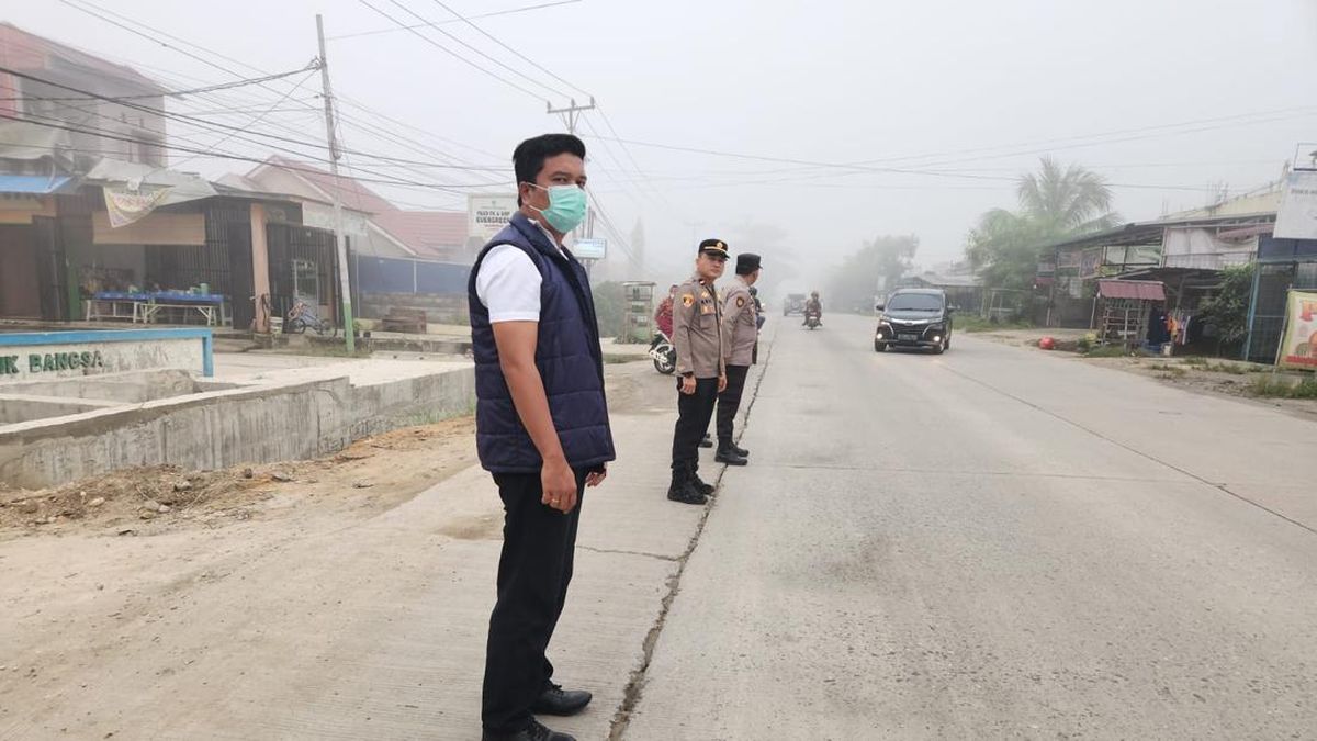 Pelalawan Diselimuti Kabut Asap, Polisi Turun ke Jalan Atur Lalin — NadiKabar.com
