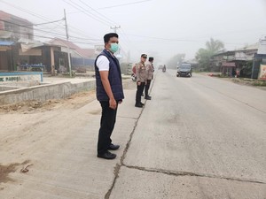 Pelalawan Diselimuti Kabut Asap, Polisi Turun ke Jalan Atur Lalin
