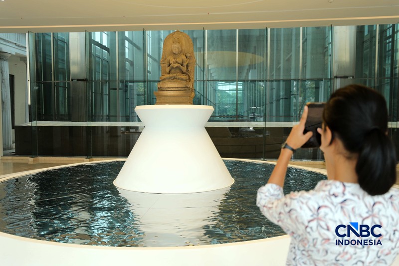 Pengujung mengamati arca Prajnaparamita di Museum Nasional Indonesia, Jakarta, Rabu  (14/10/2026). (CNBC Indonesia/Tri Susilo)