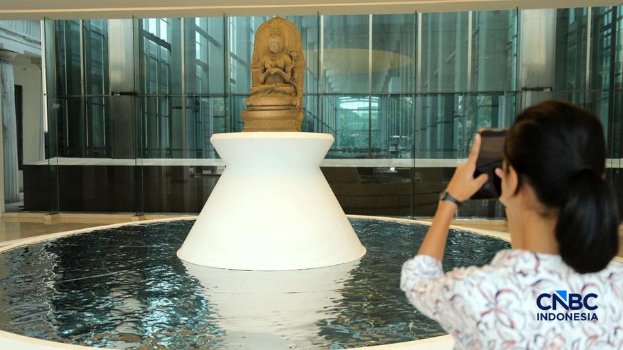 Pengujung mengamati arca Prajnaparamita di Museum Nasional Indonesia, Jakarta, Rabu  (14/10/2026).