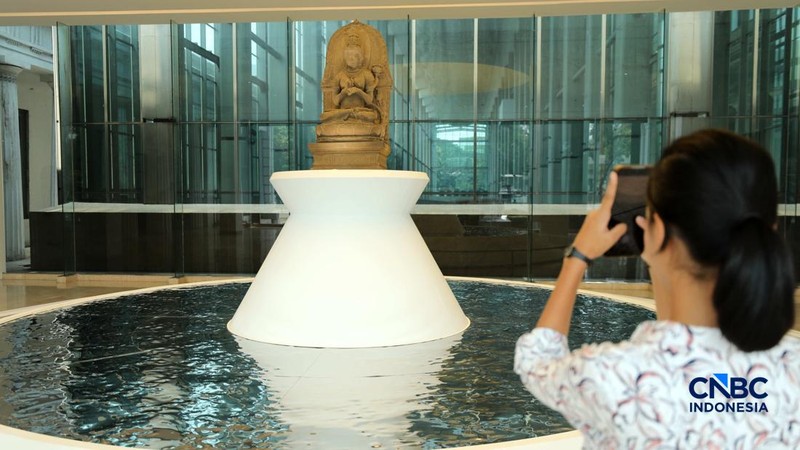 Pengujung mengamati arca Prajnaparamita di Museum Nasional Indonesia, Jakarta, Rabu  (14/10/2026).
