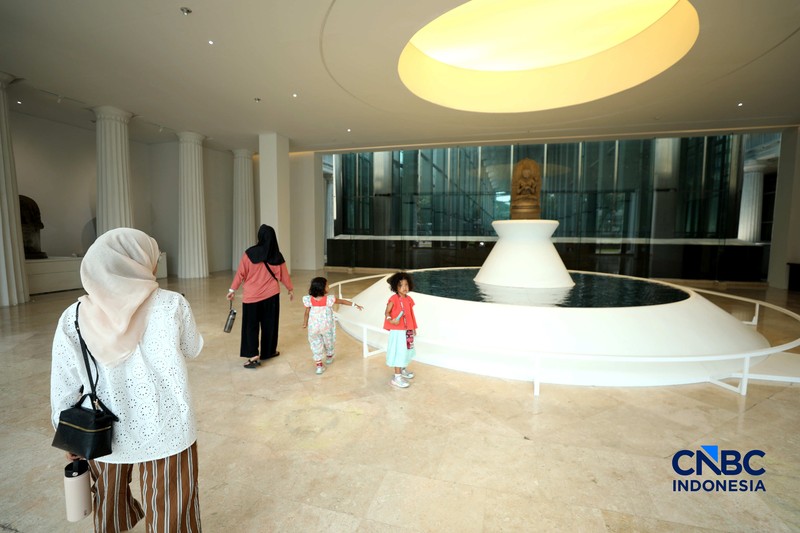 Pengujung mengamati arca Prajnaparamita di Museum Nasional Indonesia, Jakarta, Rabu  (14/10/2026). (CNBC Indonesia/Tri Susilo)