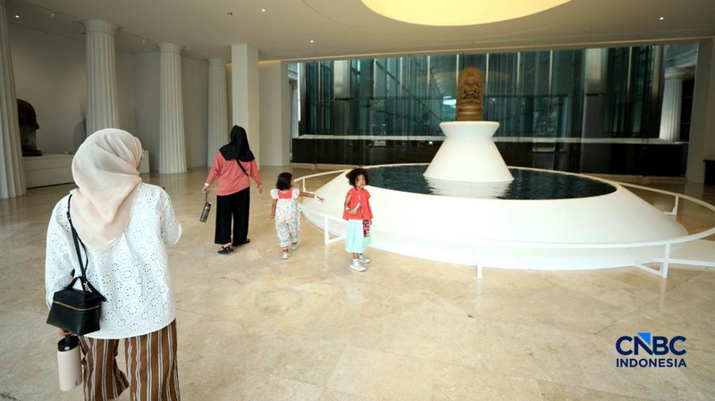 Pengujung mengamati arca Prajnaparamita di Museum Nasional Indonesia, Jakarta, Rabu  (14/10/2026). (CNBC Indonesia/Tri Susilo)
