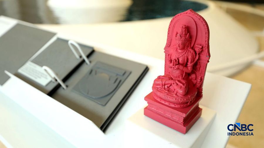 Pengujung mengamati arca Prajnaparamita di Museum Nasional Indonesia, Jakarta, Rabu  (14/10/2026).