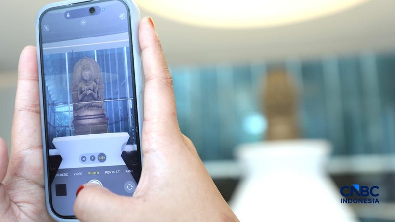Pengujung mengamati arca Prajnaparamita di Museum Nasional Indonesia, Jakarta, Rabu  (14/10/2026).