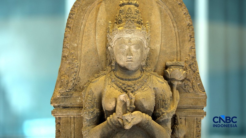 Pengujung mengamati arca Prajnaparamita di Museum Nasional Indonesia, Jakarta, Rabu  (14/10/2026). (CNBC Indonesia/Tri Susilo)