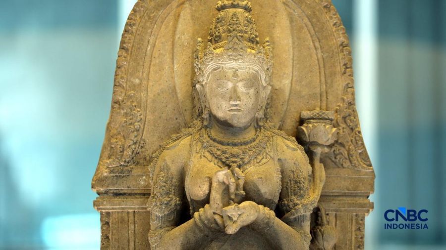 Pengujung mengamati arca Prajnaparamita di Museum Nasional Indonesia, Jakarta, Rabu  (14/10/2026).