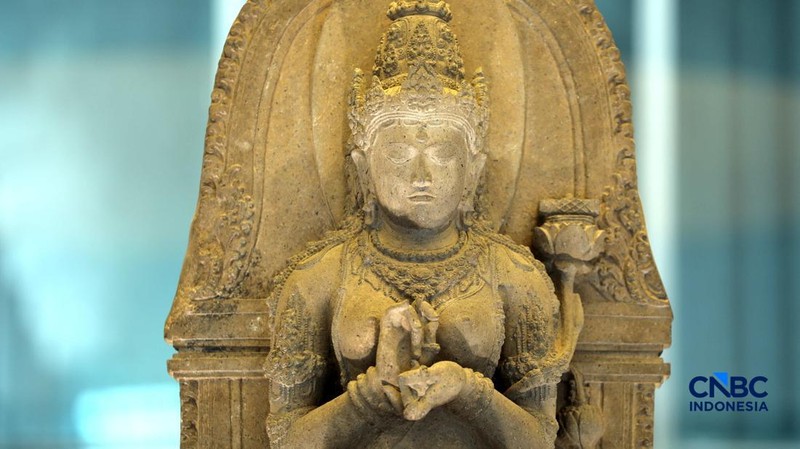 Pengujung mengamati arca Prajnaparamita di Museum Nasional Indonesia, Jakarta, Rabu  (14/10/2026).