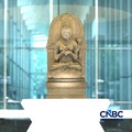 Pengujung mengamati arca Prajnaparamita di Museum Nasional Indonesia, Jakarta, Rabu  (14/10/2026). (CNBC Indonesia/Tri Susilo)