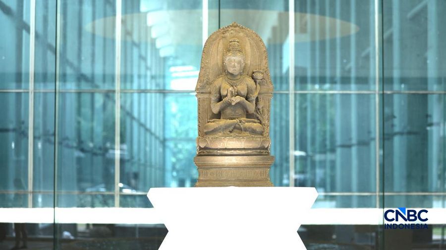 Pengujung mengamati arca Prajnaparamita di Museum Nasional Indonesia, Jakarta, Rabu  (14/10/2026).