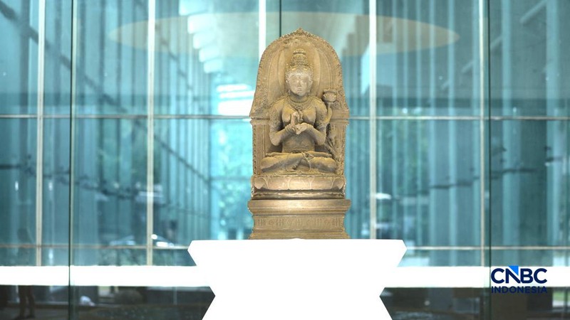 Pengujung mengamati arca Prajnaparamita di Museum Nasional Indonesia, Jakarta, Rabu  (14/10/2026).
