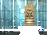 Pengujung mengamati arca Prajnaparamita di Museum Nasional Indonesia, Jakarta, Rabu  (14/10/2026). (CNBC Indonesia/Tri Susilo)