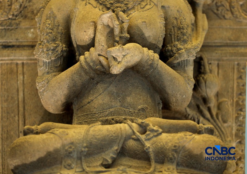Pengujung mengamati arca Prajnaparamita di Museum Nasional Indonesia, Jakarta, Rabu  (14/10/2026). (CNBC Indonesia/Tri Susilo)