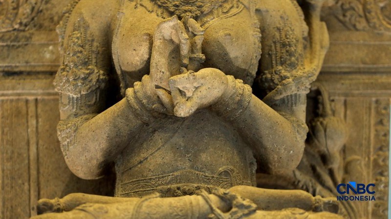 Pengujung mengamati arca Prajnaparamita di Museum Nasional Indonesia, Jakarta, Rabu  (14/10/2026).
