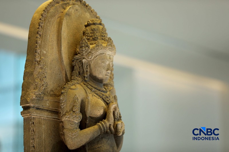 Pengujung mengamati arca Prajnaparamita di Museum Nasional Indonesia, Jakarta, Rabu  (14/10/2026). (CNBC Indonesia/Tri Susilo)