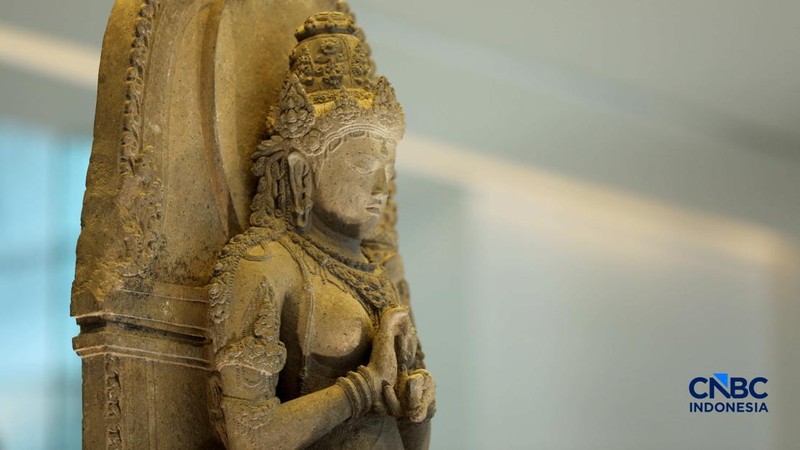 Pengujung mengamati arca Prajnaparamita di Museum Nasional Indonesia, Jakarta, Rabu  (14/10/2026).