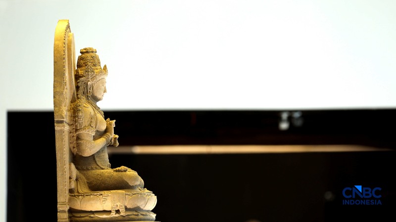 Pengujung mengamati arca Prajnaparamita di Museum Nasional Indonesia, Jakarta, Rabu  (14/10/2026). (CNBC Indonesia/Tri Susilo)