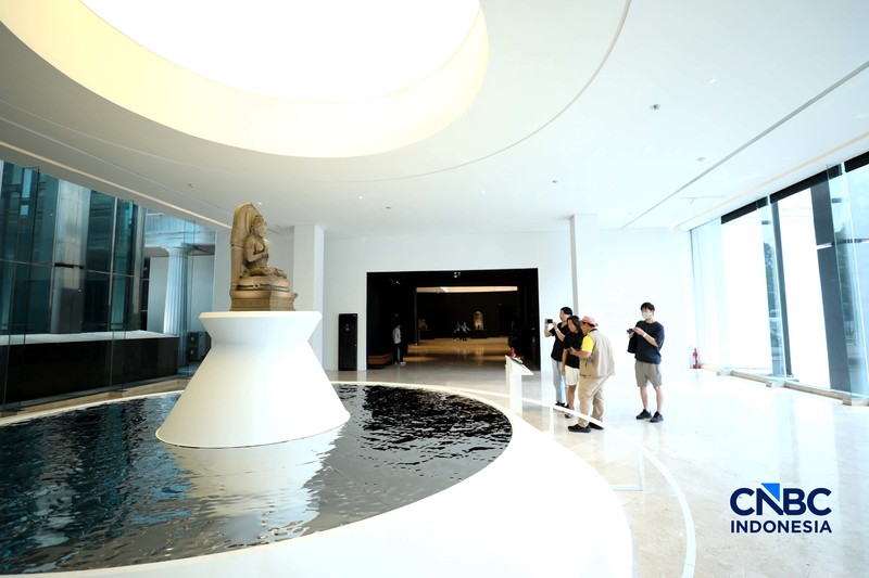 Pengujung mengamati arca Prajnaparamita di Museum Nasional Indonesia, Jakarta, Rabu  (14/10/2026). (CNBC Indonesia/Tri Susilo)