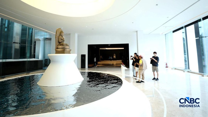 Pengujung mengamati arca Prajnaparamita di Museum Nasional Indonesia, Jakarta, Rabu  (14/10/2026).