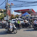 Personel Polda Bali melakukan pengamanan serta pengaturan lalu lintas di sejumlah SPBU yang mengalami antrean panjang BBM, Selasa (13/10/2026). (Dok. Polda Bali via Detikcom)