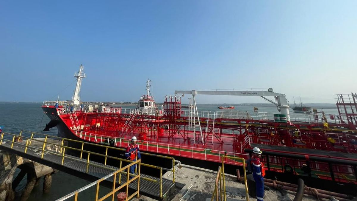 Ilustrasi berita Bisnis: Pertamina Genjot Pasokan BBM ke Bali hingga 57,9 Juta Liter