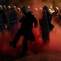 Petugas kepolisian bersiaga dalam formasi saat para mahasiswa Albania menggelar unjuk rasa anti-pemerintah di Tirana, Albania, pada 13 Oktober 2026. (REUTERS/Florion Goga)