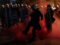 Petugas kepolisian bersiaga dalam formasi saat para mahasiswa Albania menggelar unjuk rasa anti-pemerintah di Tirana, Albania, pada 13 Oktober 2026. (REUTERS/Florion Goga)